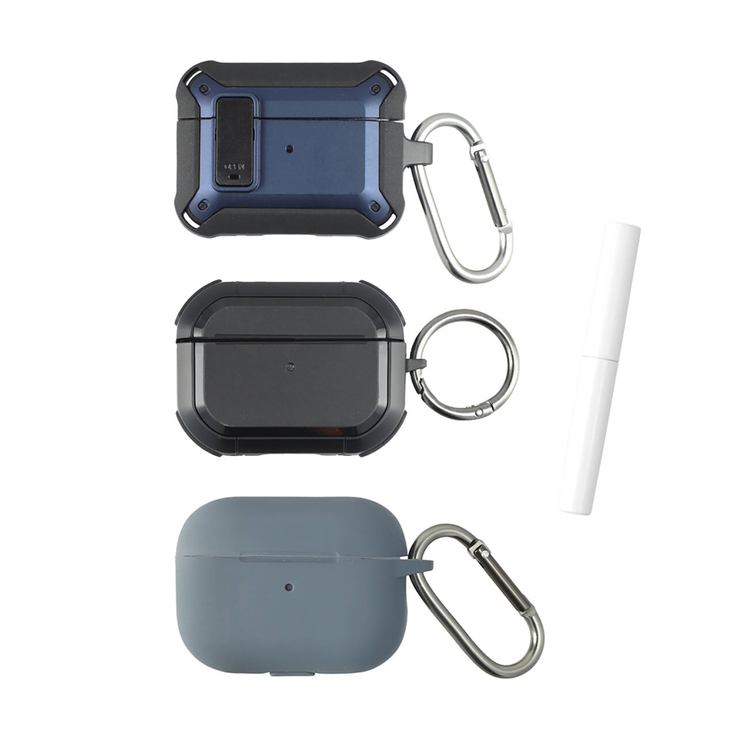 Drei verschiedene Schutzetuis mit Karabinern für AirPods Pro 2 und ein weißer Reinigungsstift, nebeneinander angeordnet.
