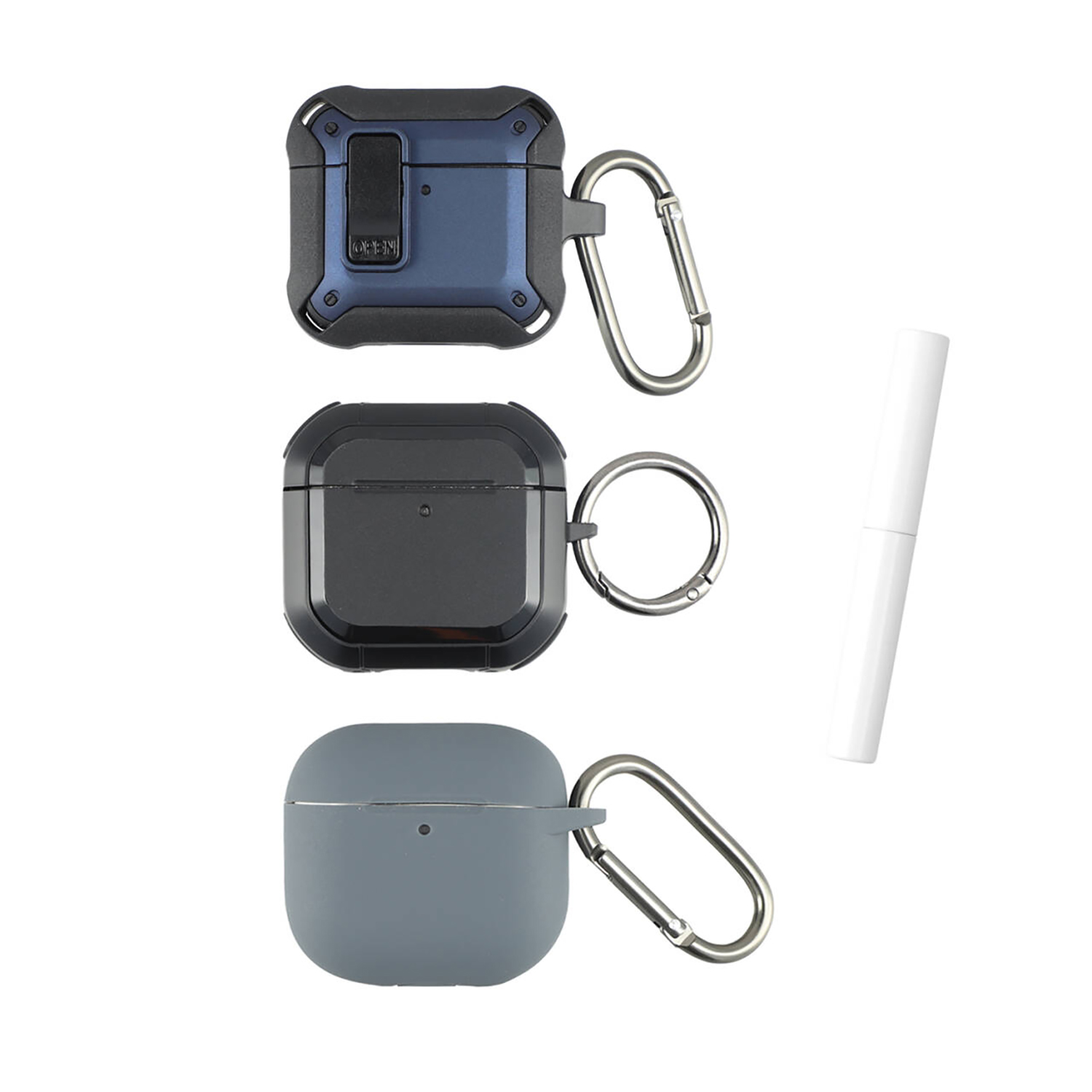 Drei verschiedene Schutzetuis mit Karabinern für AirPods 4 und ein weißer Reinigungsstift, nebeneinander angeordnet.