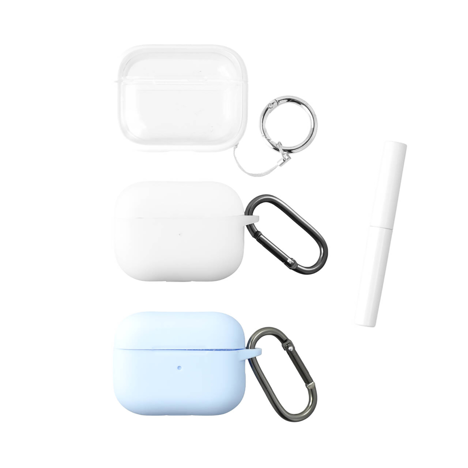 Drei Schutzhüllen für AirPods Pro 2 mit Karabinern oder Schlüsselring und Reinigungsstift, nebeneinander angeordnet.
