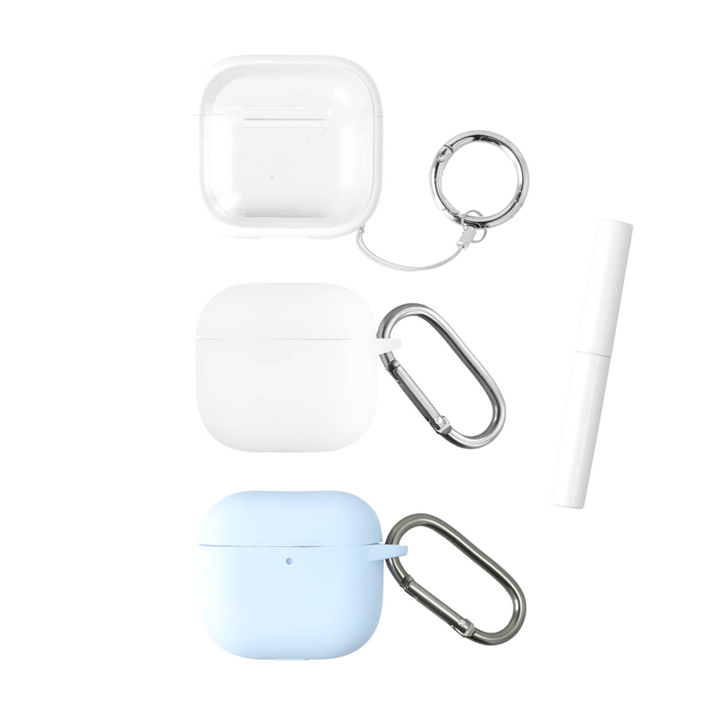 Drei Schutzhüllen für AirPods 4 mit Karabinern oder Schlüsselring und Reinigungsstift, nebeneinander angeordnet.
