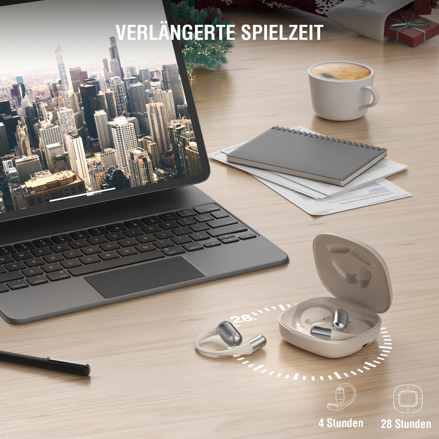 Kabellose Ohrhörer mit offenem Ladecase auf einem modernen Schreibtisch neben Laptop, Notizbuch und Kaffee – Darstellung der langen Akkulaufzeit.