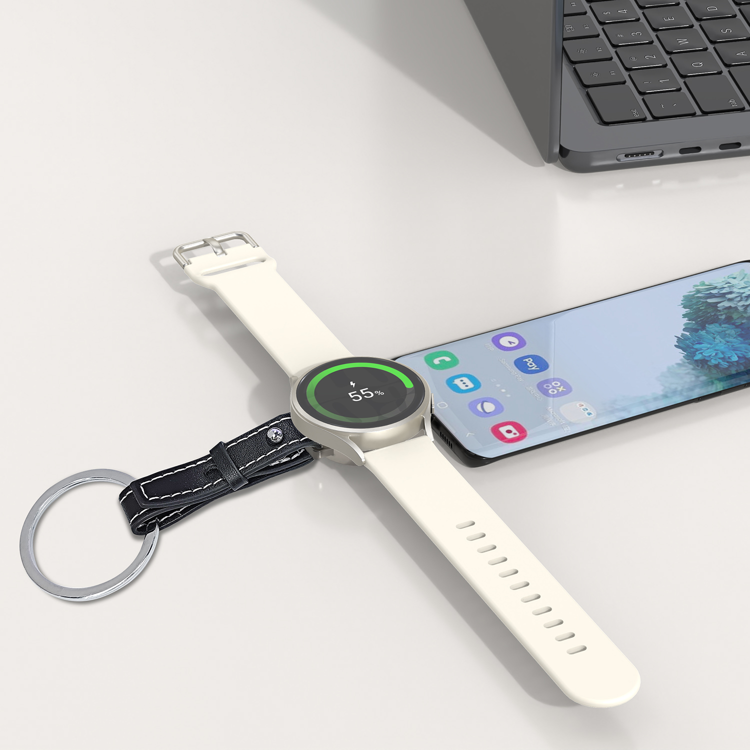 Galaxy Watch lädt direkt am Smartphone mit USB-C – ultrakompakt dank Schlüsselanhänger-Design.
