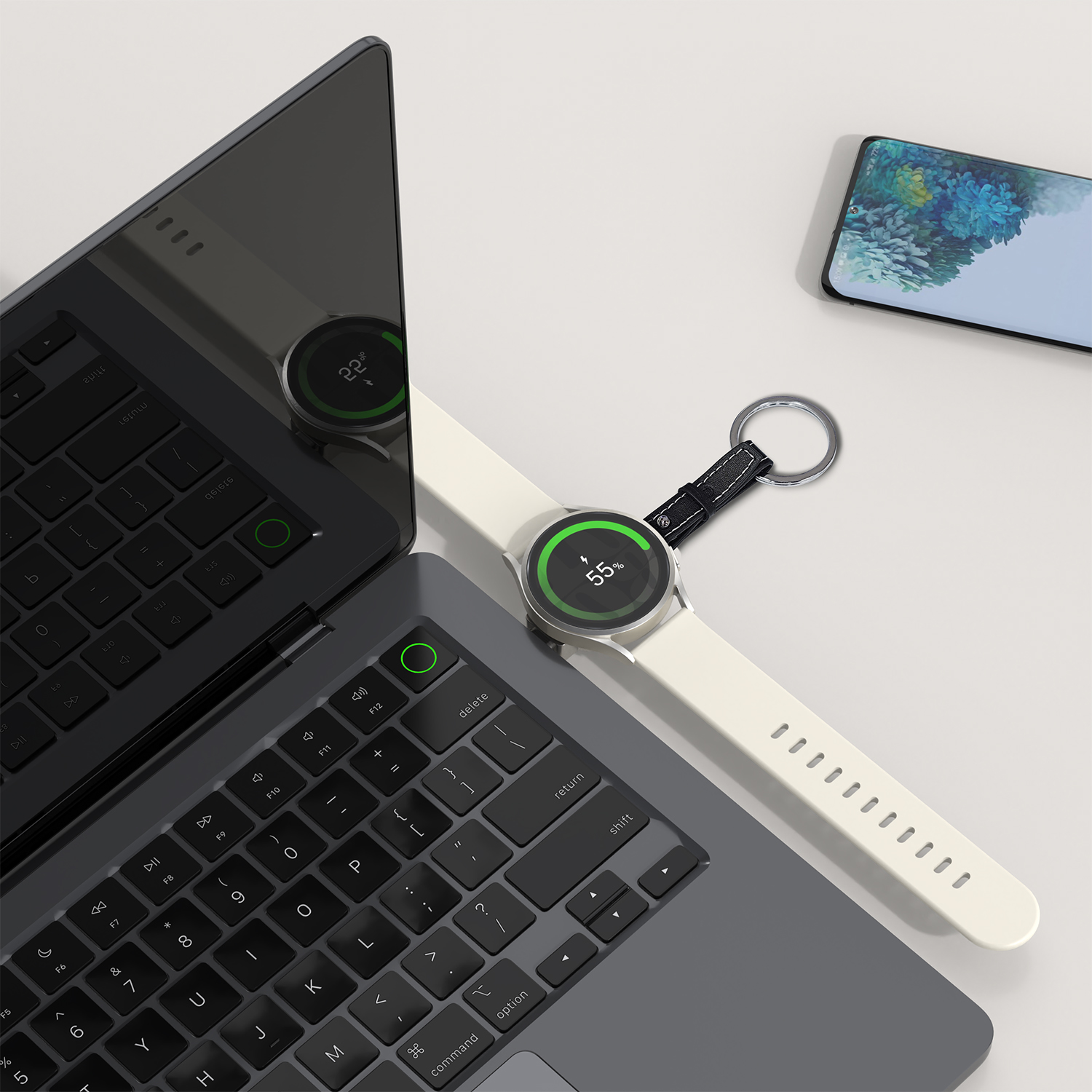 Galaxy Watch wird per Schlüsselanhänger-Ladegerät direkt über USB-C am Laptop geladen – kompakt und alltagstauglich.
