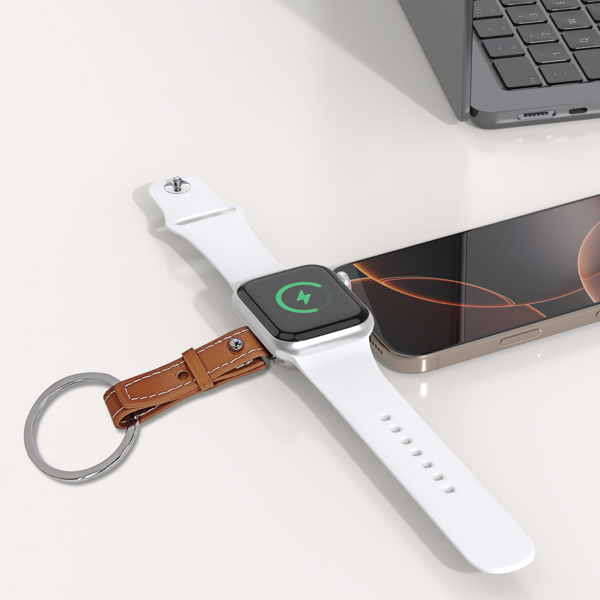 Eine Smartwatch wird direkt über ein Smartphone aufgeladen – mithilfe eines tragbaren Ladegeräts im Schlüsselanhänger-Design mit USB-C-Anschluss.
