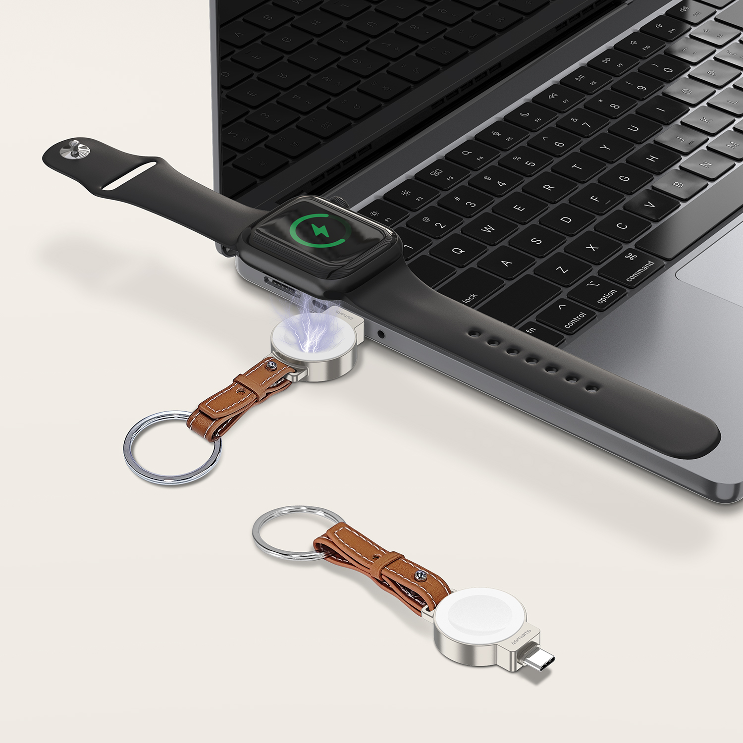 Kompaktes Ladegerät für Smartwatches mit USB-C-Anschluss und Schlüsselanhänger-Design, das direkt an einen Laptop angeschlossen ist.

