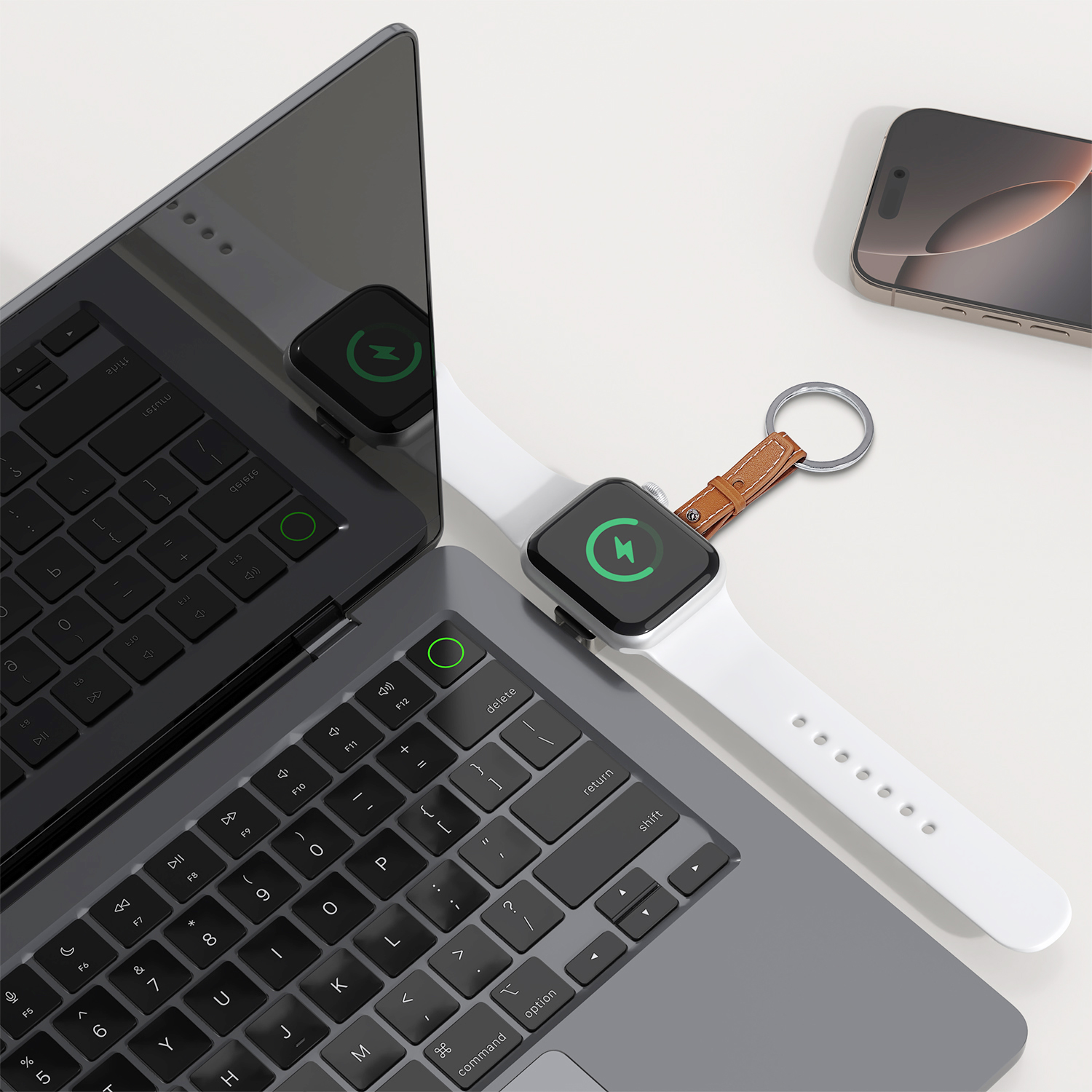 Sicheres Laden ohne Kabelsalat – die Smartwatch wird direkt am Laptop per Schlüsselanhänger-Ladegerät kabellos geladen.
