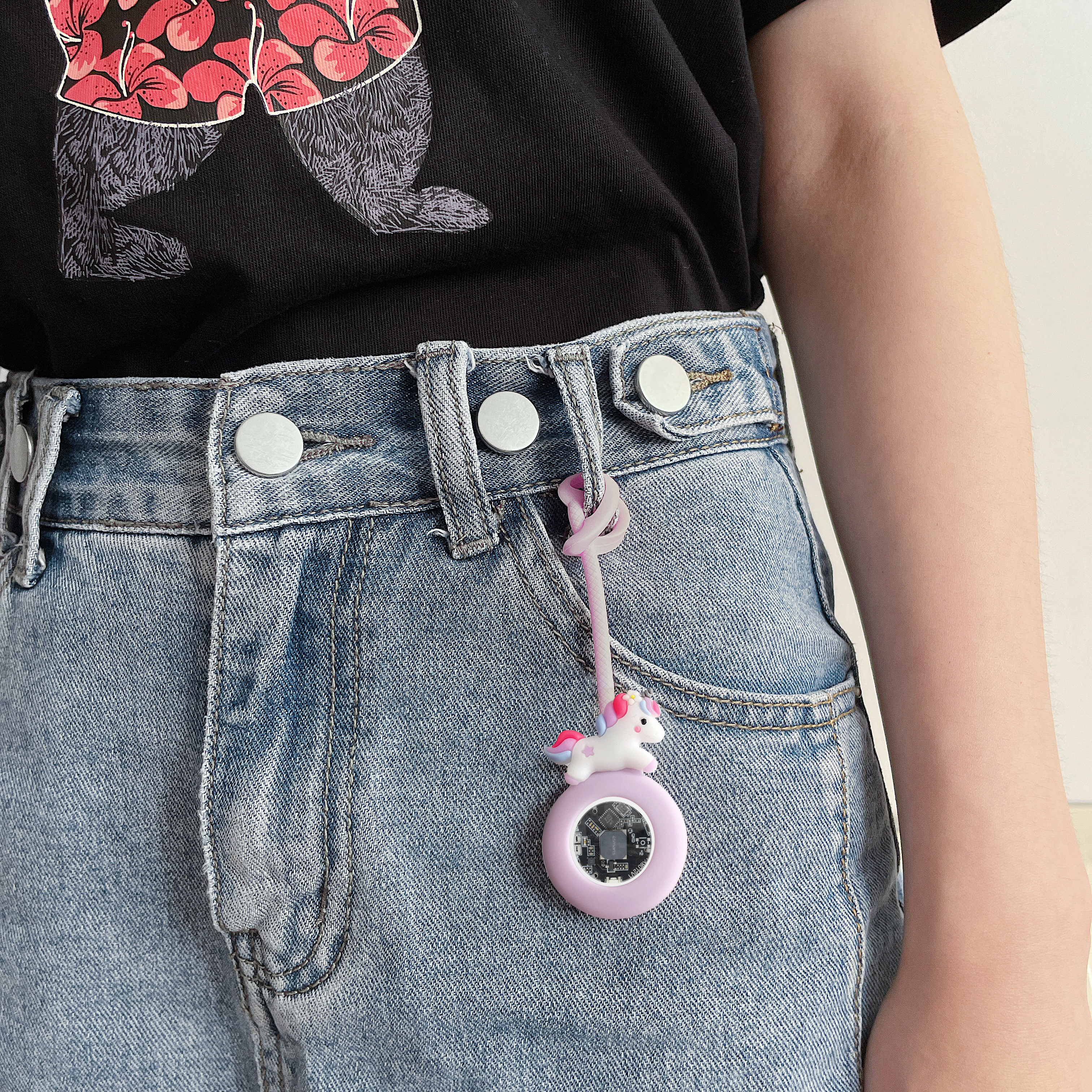 Rosa AirTag-Hülle mit Einhorn – verspielter Begleiter für Hose, Tasche & Co.