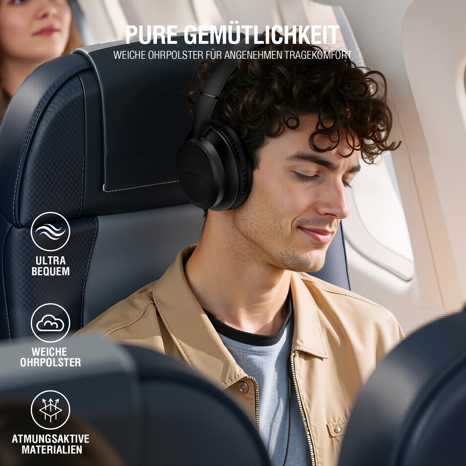 Mann entspannt mit schwarzen Over-Ear-Kopfhörern im Flugzeugsitz, Text betont Tragekomfort durch weiche Ohrpolster und atmungsaktive Materialien.
