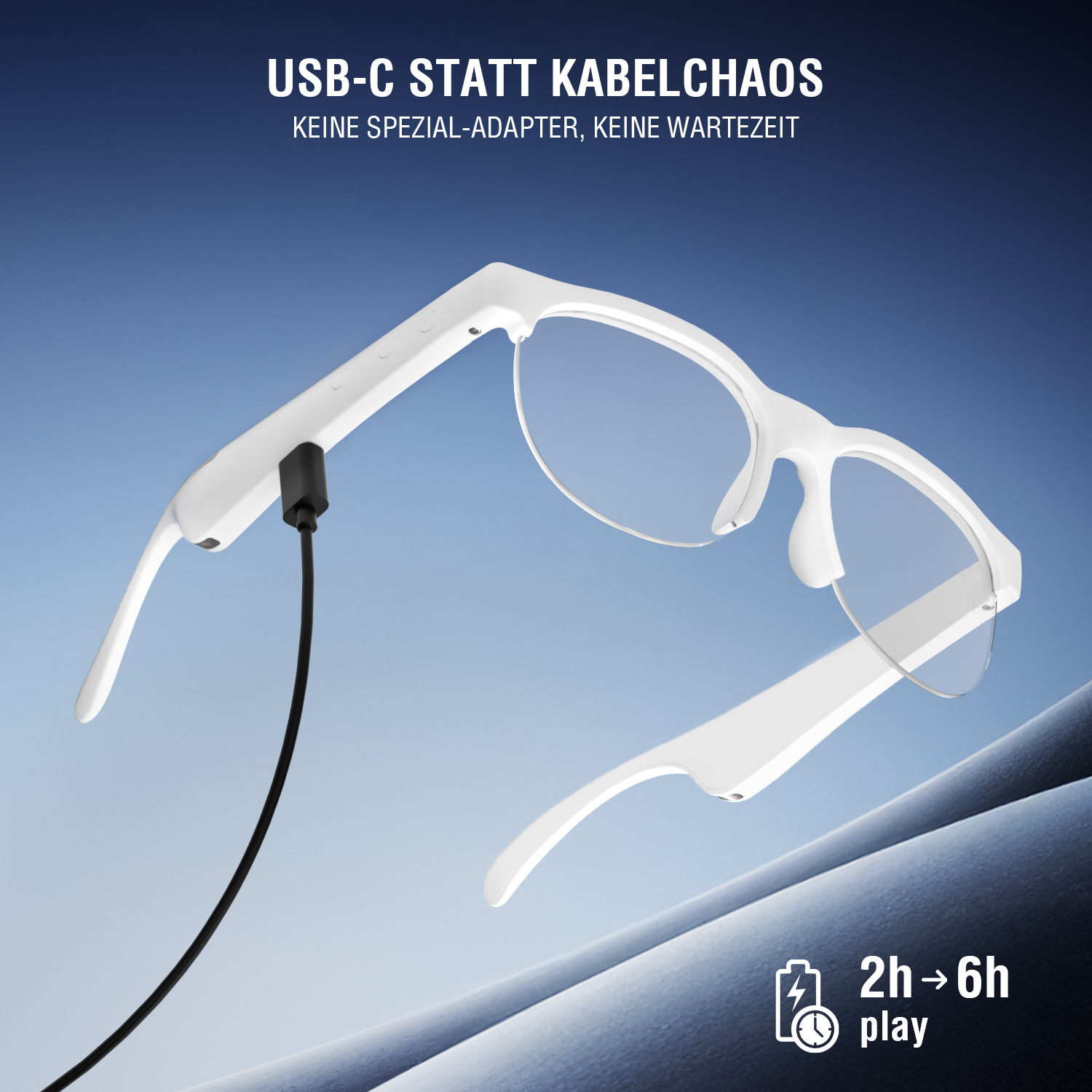 SoundGlasses mit eingestecktem USB-C-Ladekabel auf blauem Hintergrund – 2 h Ladezeit für bis zu 6 h Musikgenuss ohne Kabelsalat.