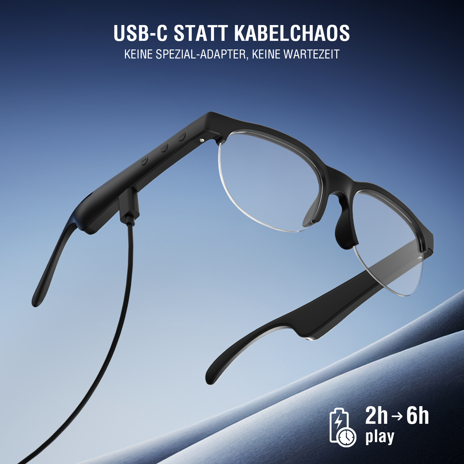 SoundGlasses mit eingestecktem USB-C-Ladekabel auf blauem Hintergrund – 2 h Ladezeit für bis zu 6 h Musikgenuss ohne Kabelsalat.