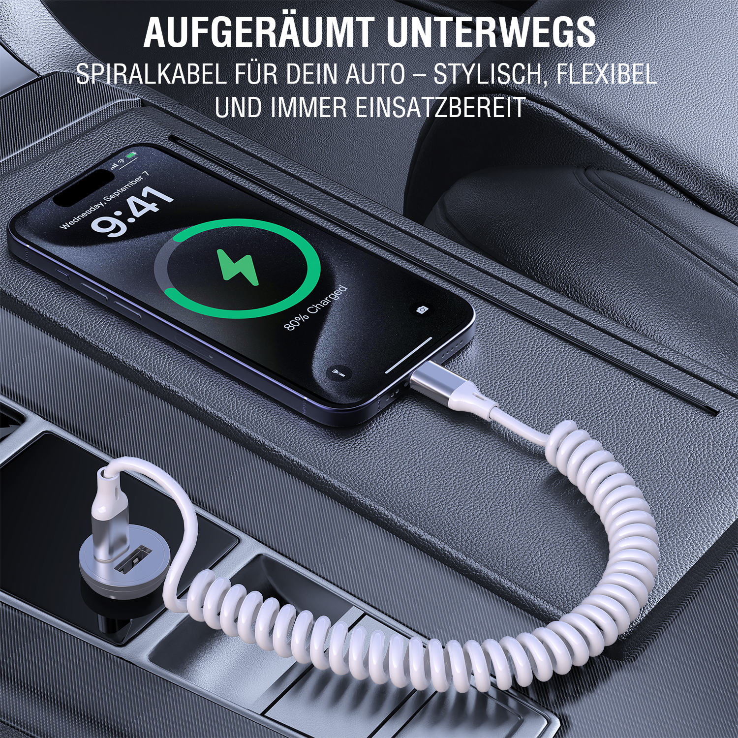 USB-C Spiralkabel im Auto, aufgeräumt und flexibel für mobiles Laden unterwegs.