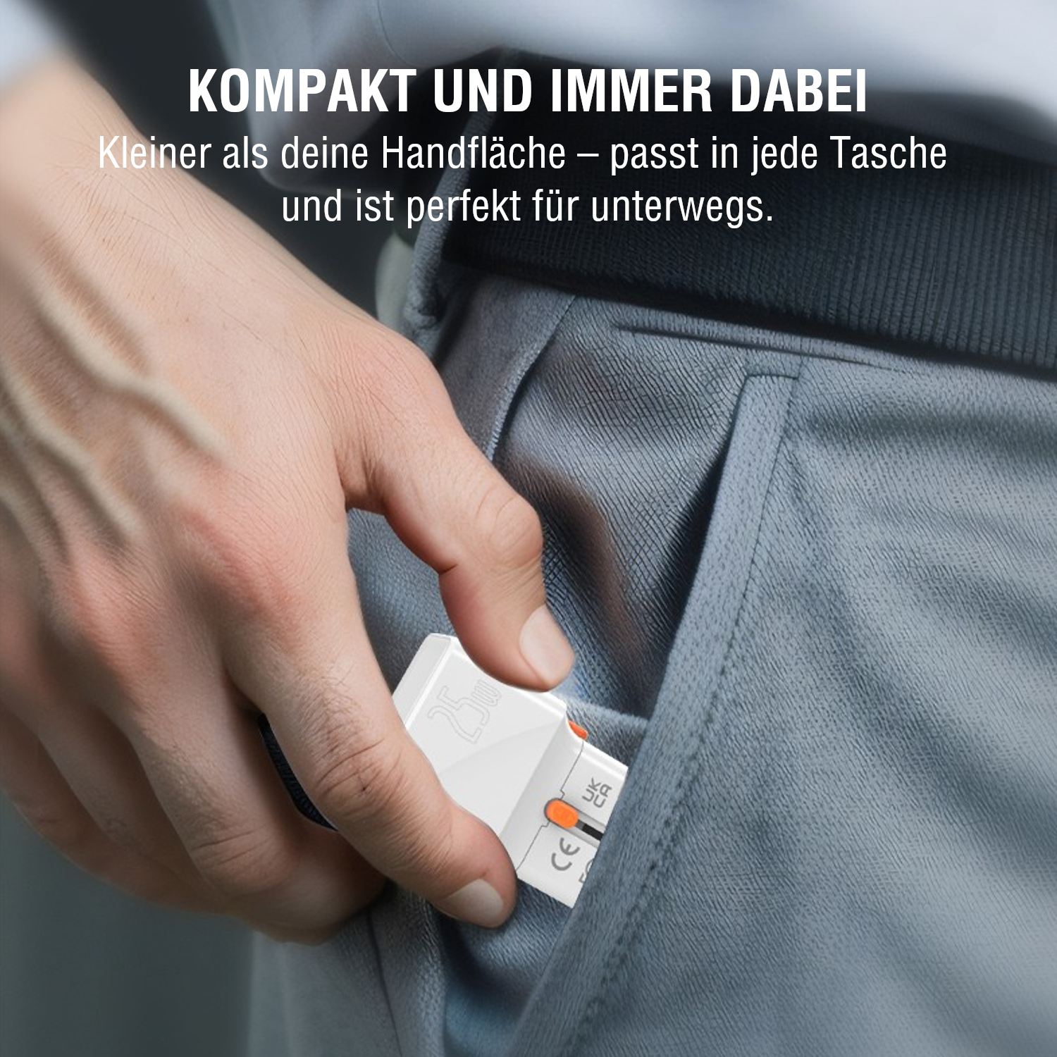 Kompakter Reiseadapter, kleiner als die Handfläche, passt in jede Hosentasche.