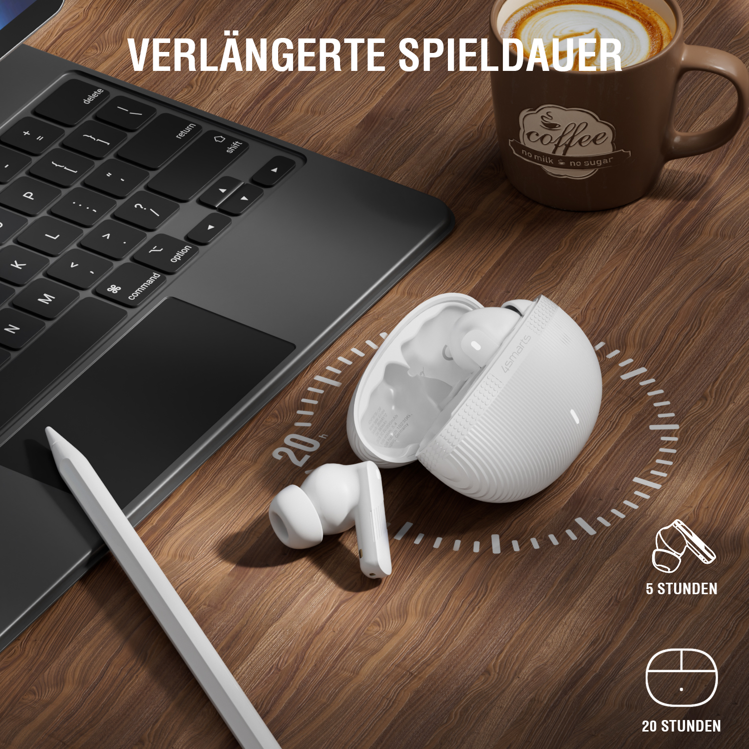 Weiße In-Ear-Kopfhörer in offenem Ladecase liegen auf Holztisch neben Laptop und Kaffeetasse, Text „Verlängerte Spieldauer“.