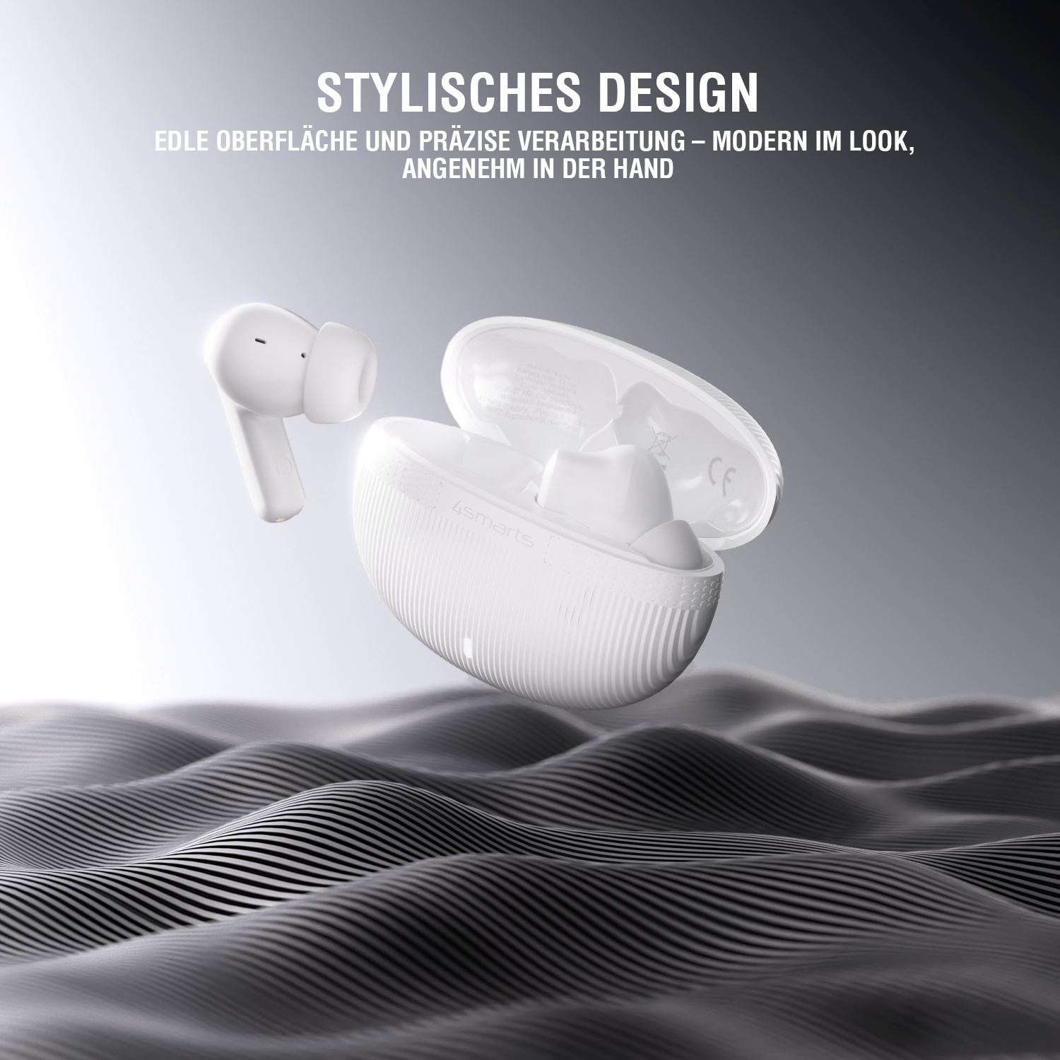 Weiße In-Ear-Kopfhörer mit Ladecase schweben über strukturiertem Untergrund, Text „Stylisches Design“.