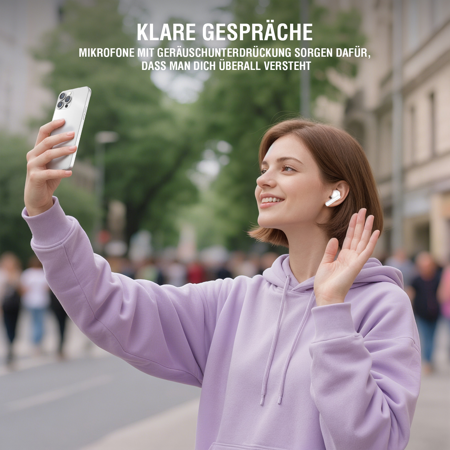Frau mit weißen In-Ear-Kopfhörern hält Smartphone in die Höhe für ein Videotelefonat, Text „Crystal-Clear Calls“.