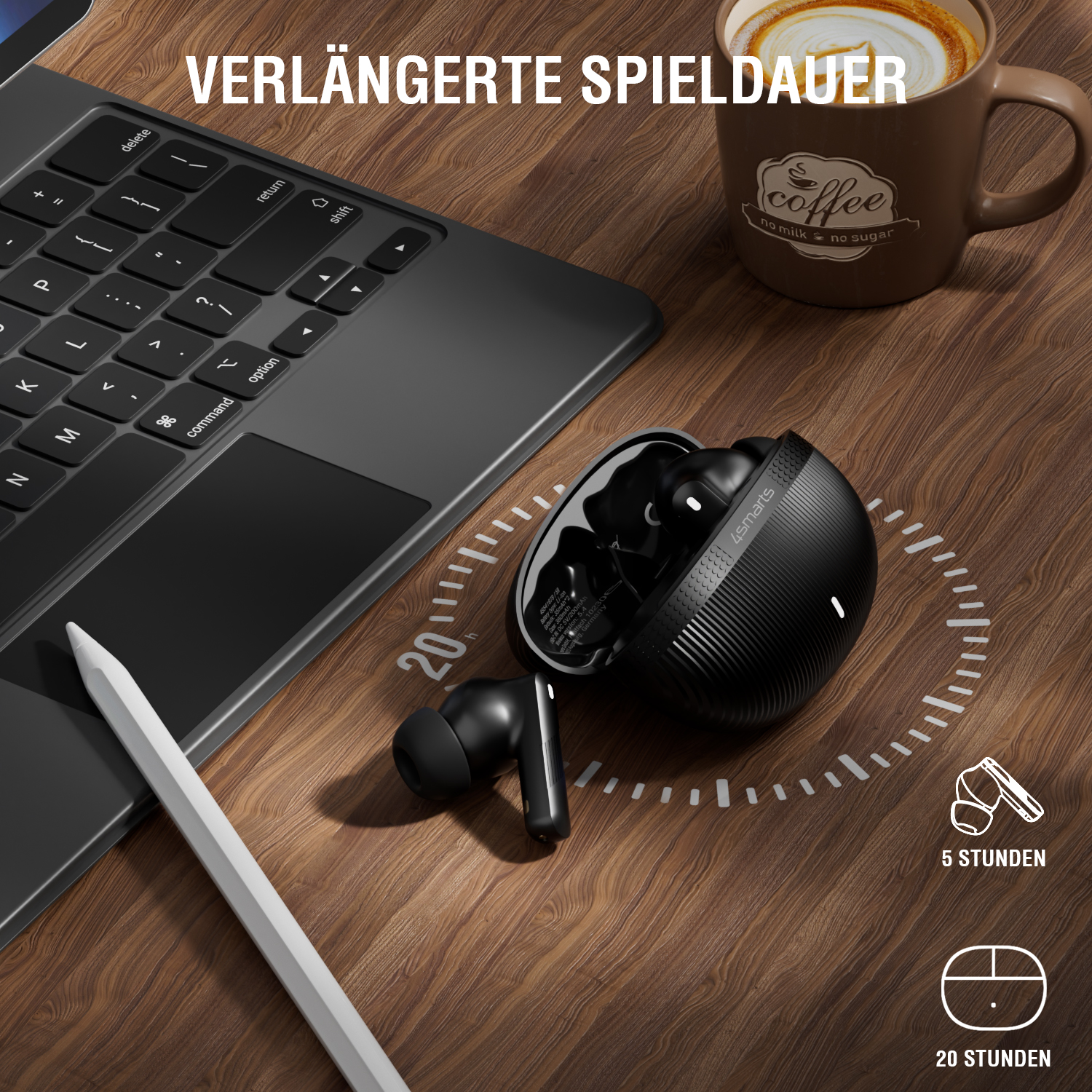 Schwarze In-Ear-Kopfhörer im Ladecase liegen auf Holztisch neben Laptop und Kaffeetasse, Text „Verlängerte Spieldauer“.