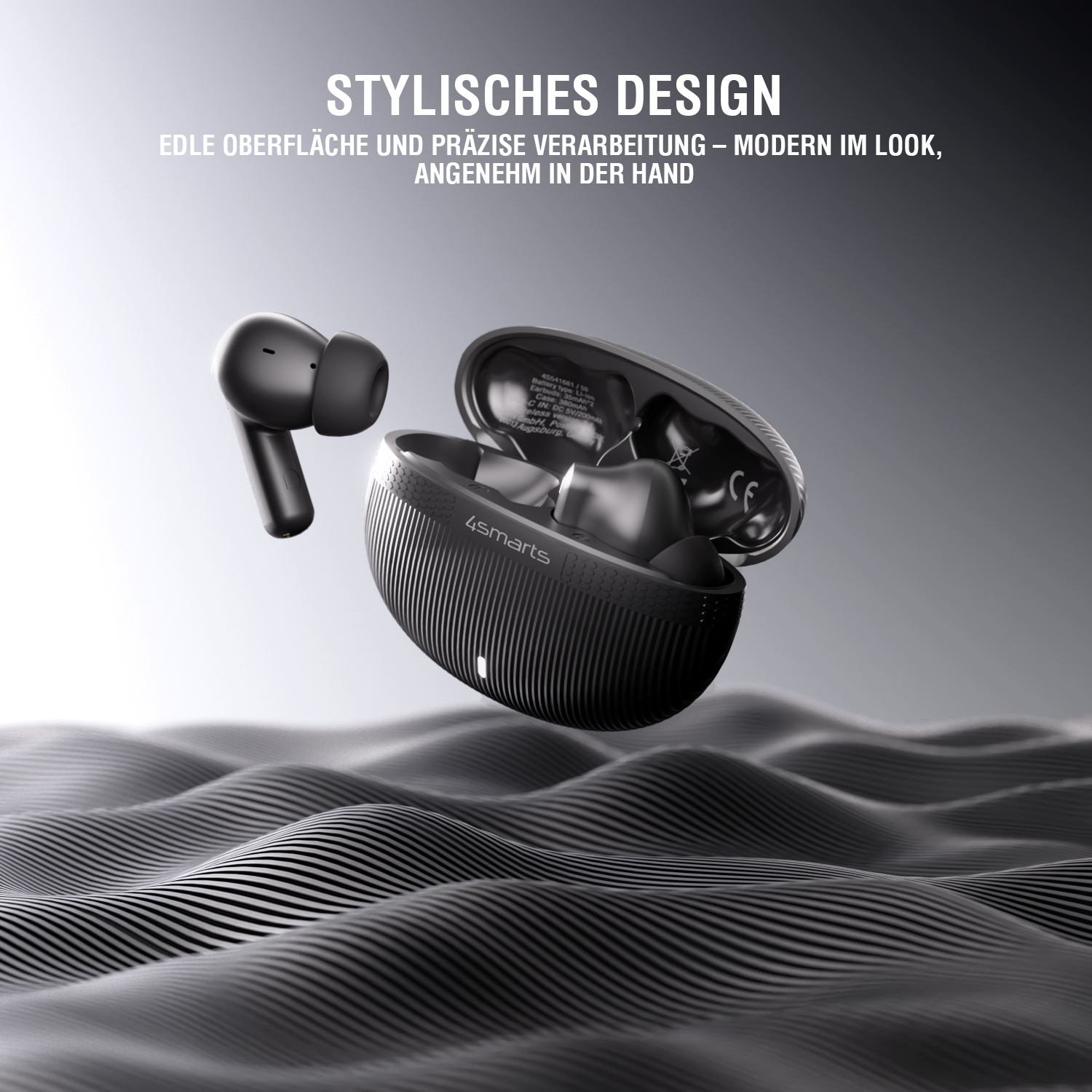 Ladecase mit schwarzen In-Ear-Kopfhörern schwebt über wellenartigem Muster, Text „Stylish Design“.