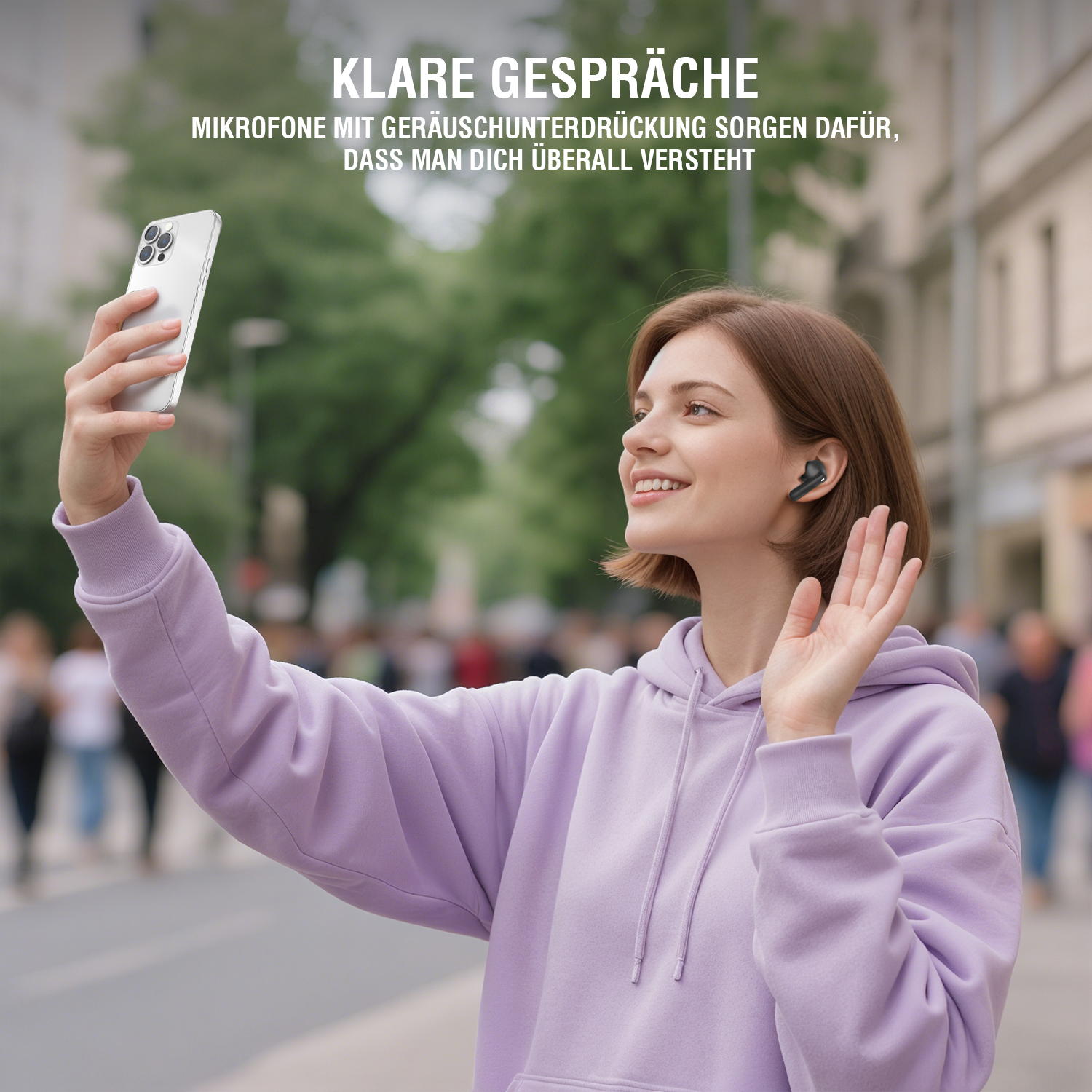 Frau mit schwarzen In-Ear-Kopfhörern hält Smartphone in die Höhe für ein Videotelefonat, Text „Crystal-Clear Calls“.