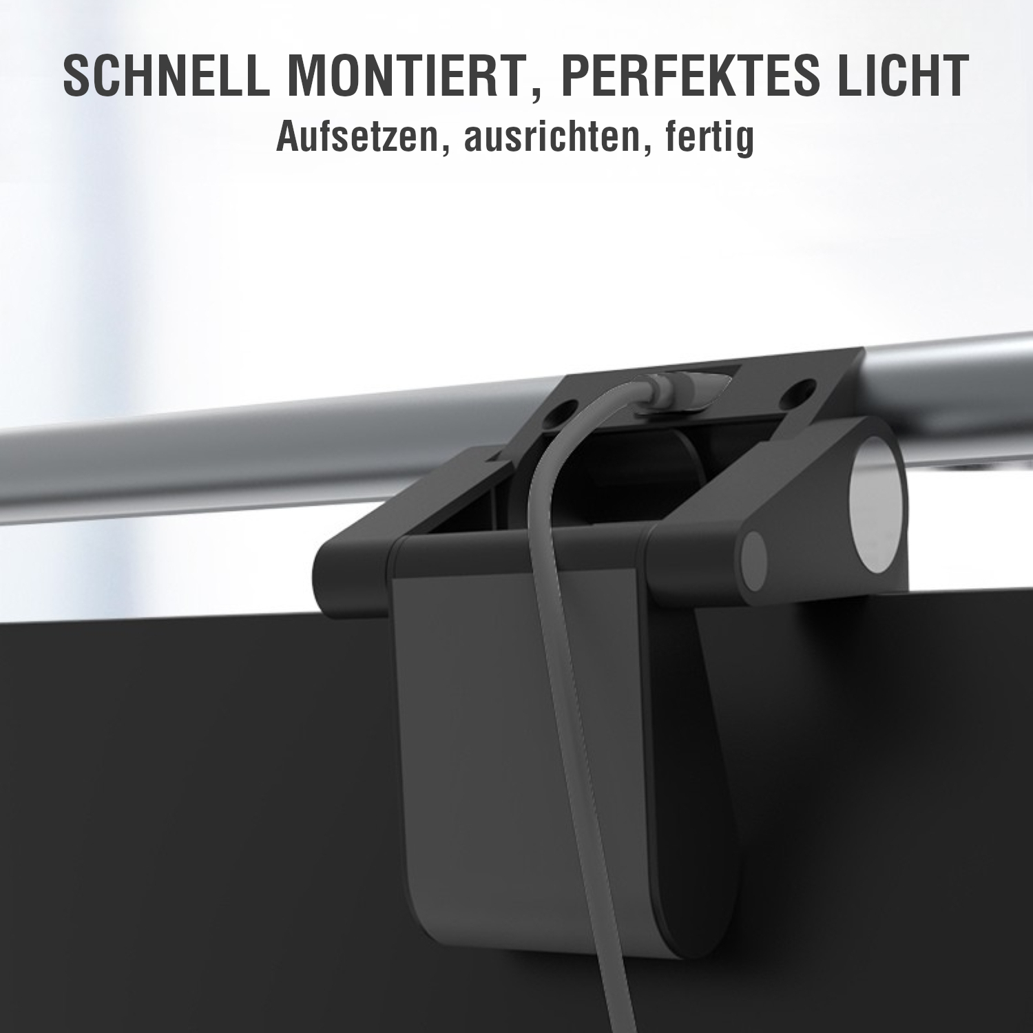 Nahaufnahme der Screenbar-Clip-Befestigung mit USB-Stromversorgung am Monitor.
