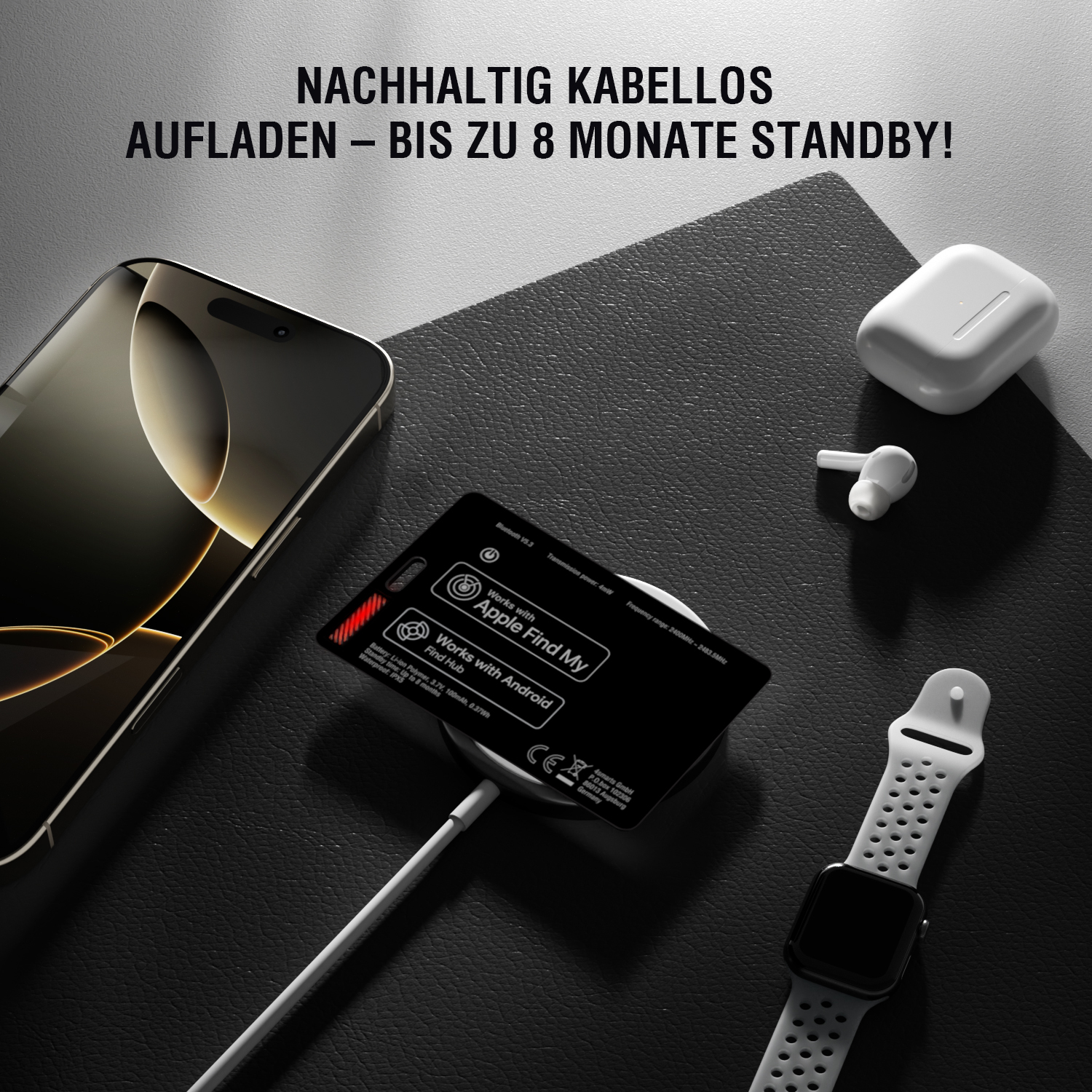 Ein SkTag Card ReCharge mit Apple Find My-Unterstützung wird kabellos aufgeladen. Umgeben von einem iPhone, AirPods und einer Smartwatch, hebt das Bild die nachhaltige, kabellose Ladefunktion und die lange Akkulaufzeit von bis zu 8 Monaten hervor.