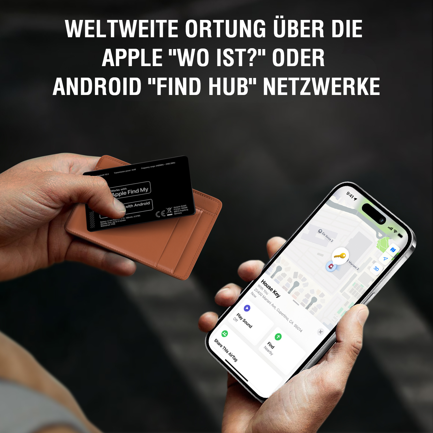 Ein SkTag Card ReCharge mit Apple Find My-Unterstützung wird aus einer braunen Kartenhülle entnommen, während ein iPhone die Standortverfolgung über das „Wo ist?“ Netzwerk anzeigt.
