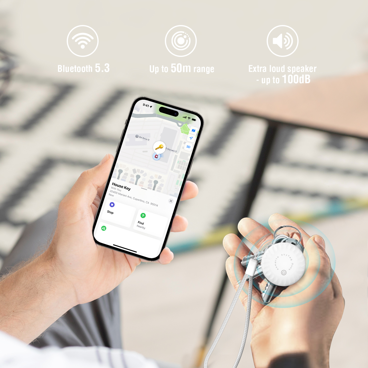 Person holding smartphone with Apple Find My app, next to 4smarts SkyTag Duos keychain emitting signal – Bluetooth 5.3, 50 m range, 100 dB sound.