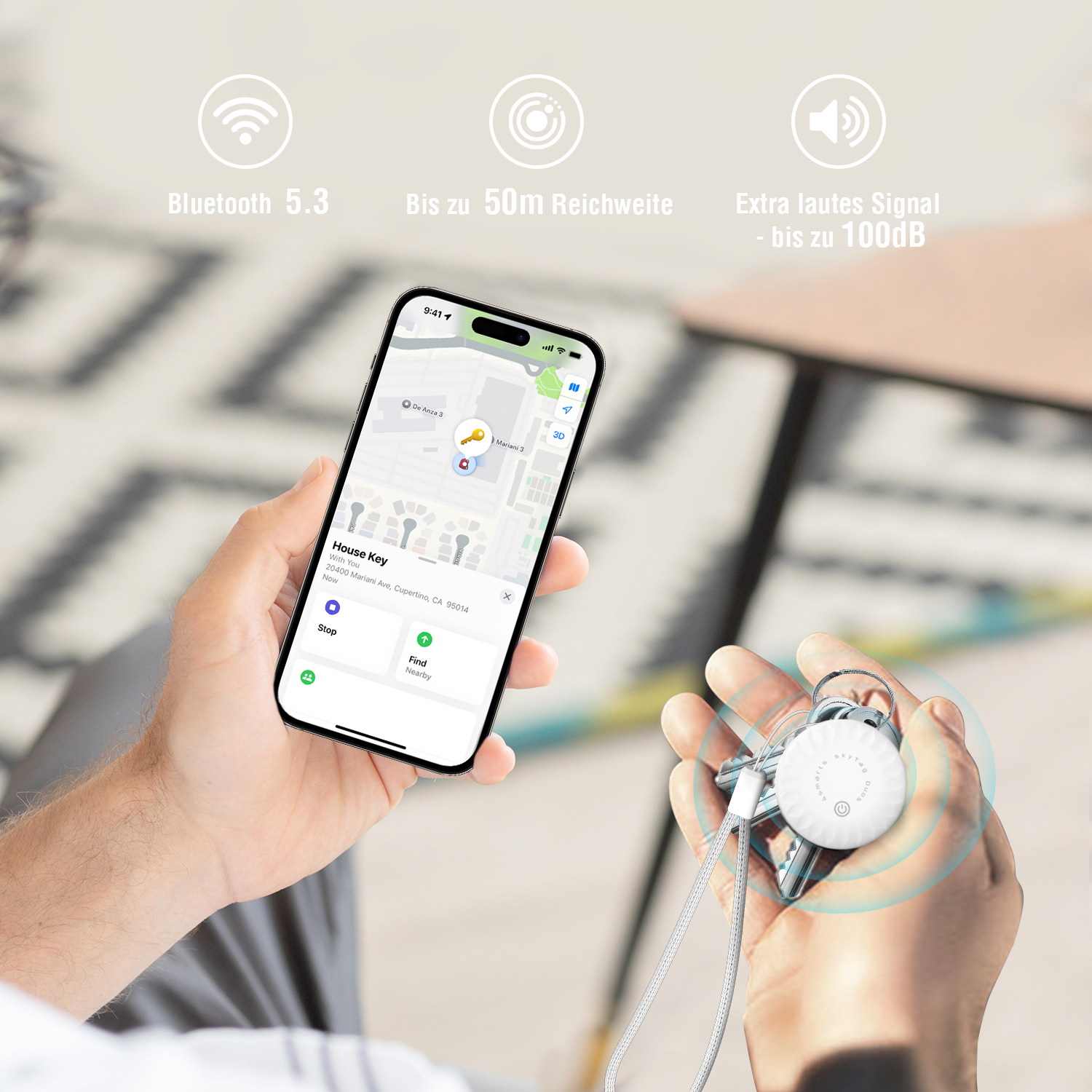 Person hält Smartphone mit Apple „Wo ist?“-App, daneben der 4smarts SkyTag Duos Schlüsselanhänger mit Funksignal – Bluetooth 5.3, 50 m Reichweite, 100 dB Signal.
