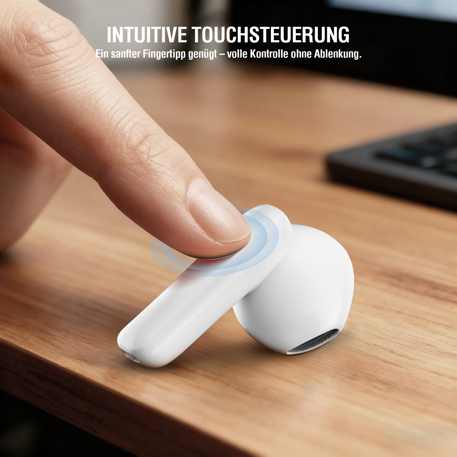 Finger berührt die Touchfläche eines weißen 4smarts SkyBuds Air Earbuds auf einem Holztisch.