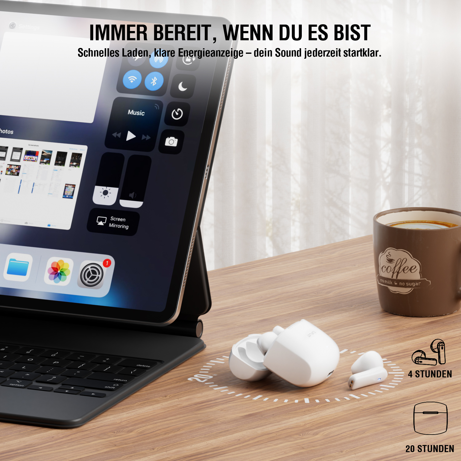Weiße 4smarts SkyBuds Air und geöffnete Ladeschale liegen auf einem Holztisch neben einem iPad und einer Kaffeetasse; Symbole zeigen 4 Stunden Laufzeit und 20 Stunden mit Ladeschale.