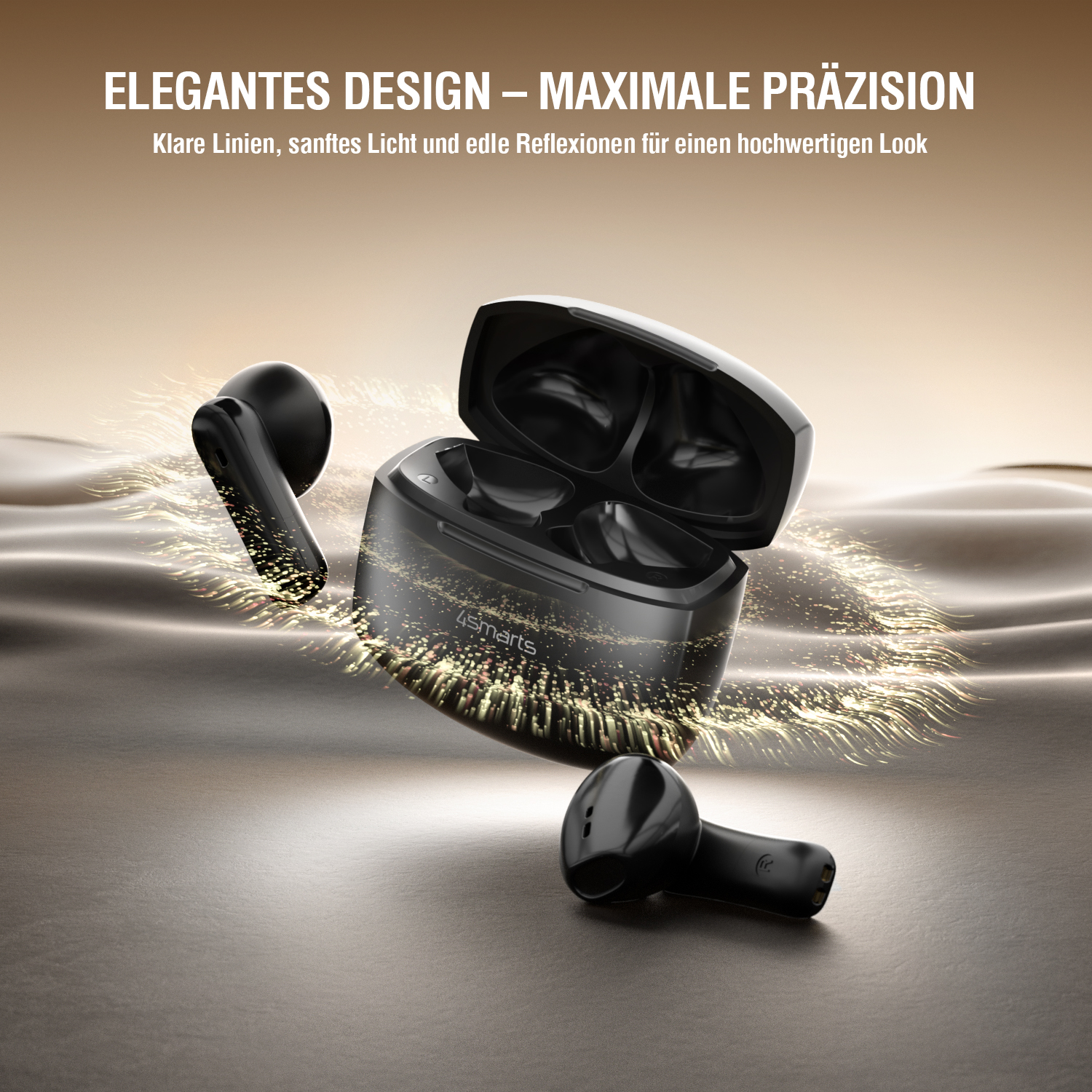 Schwarze 4smarts SkyBuds Air mit geöffneter Ladeschale auf einer glänzenden Oberfläche mit goldenen Lichtreflexen.