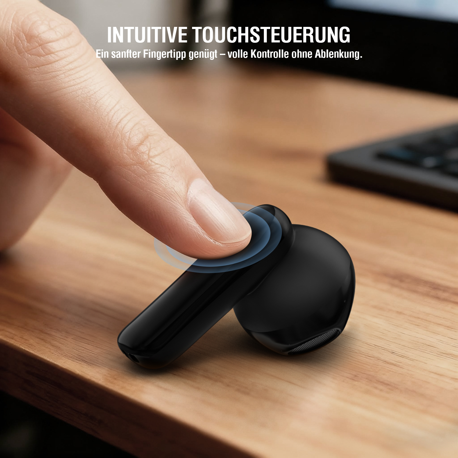 Finger berührt die Touchfläche eines schwarzen 4smarts SkyBuds Air Earbuds auf einem Holztisch.