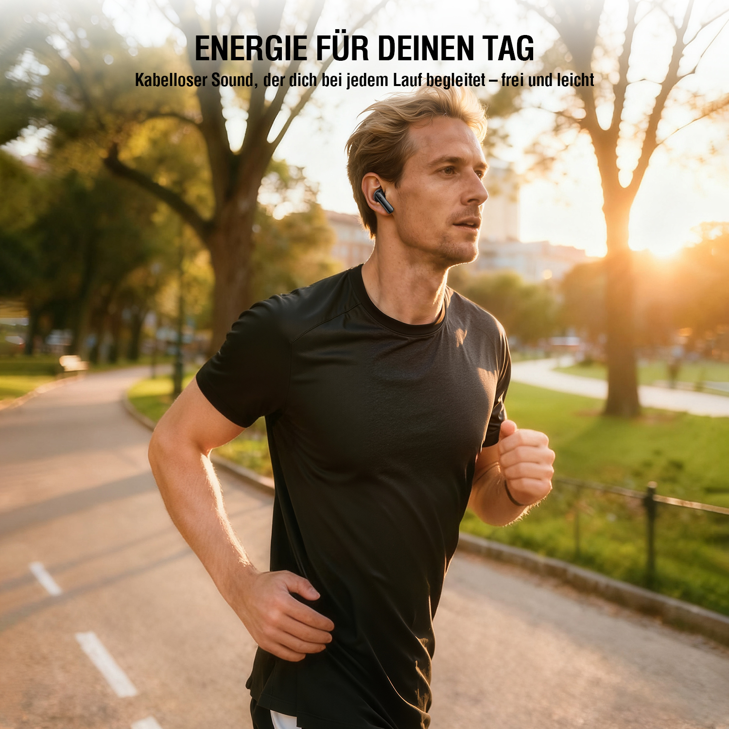 Jogger trägt schwarze 4smarts SkyBuds Air und läuft im Park bei Sonnenuntergang.
