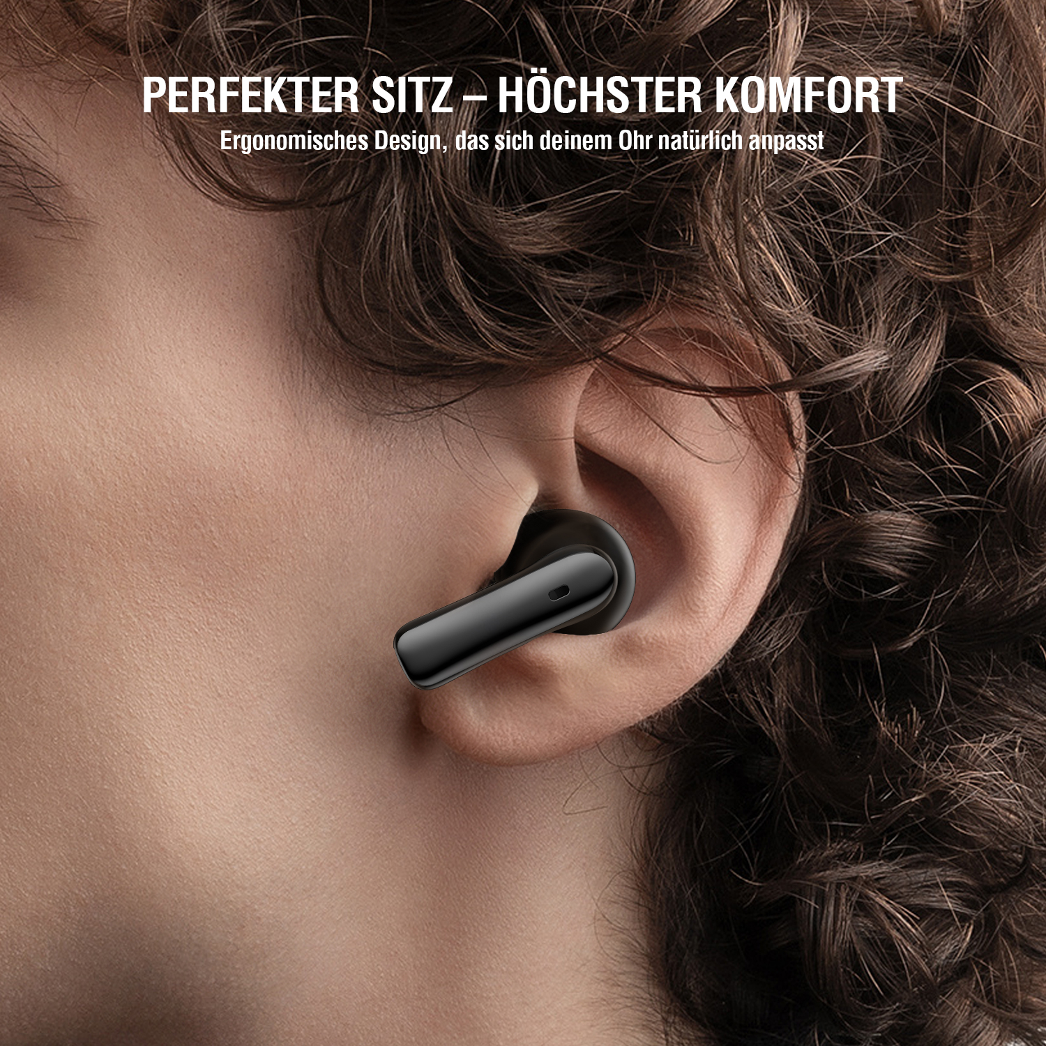 Nahaufnahme eines Ohres mit eingesetztem schwarzen 4smarts SkyBuds Air Earbud.