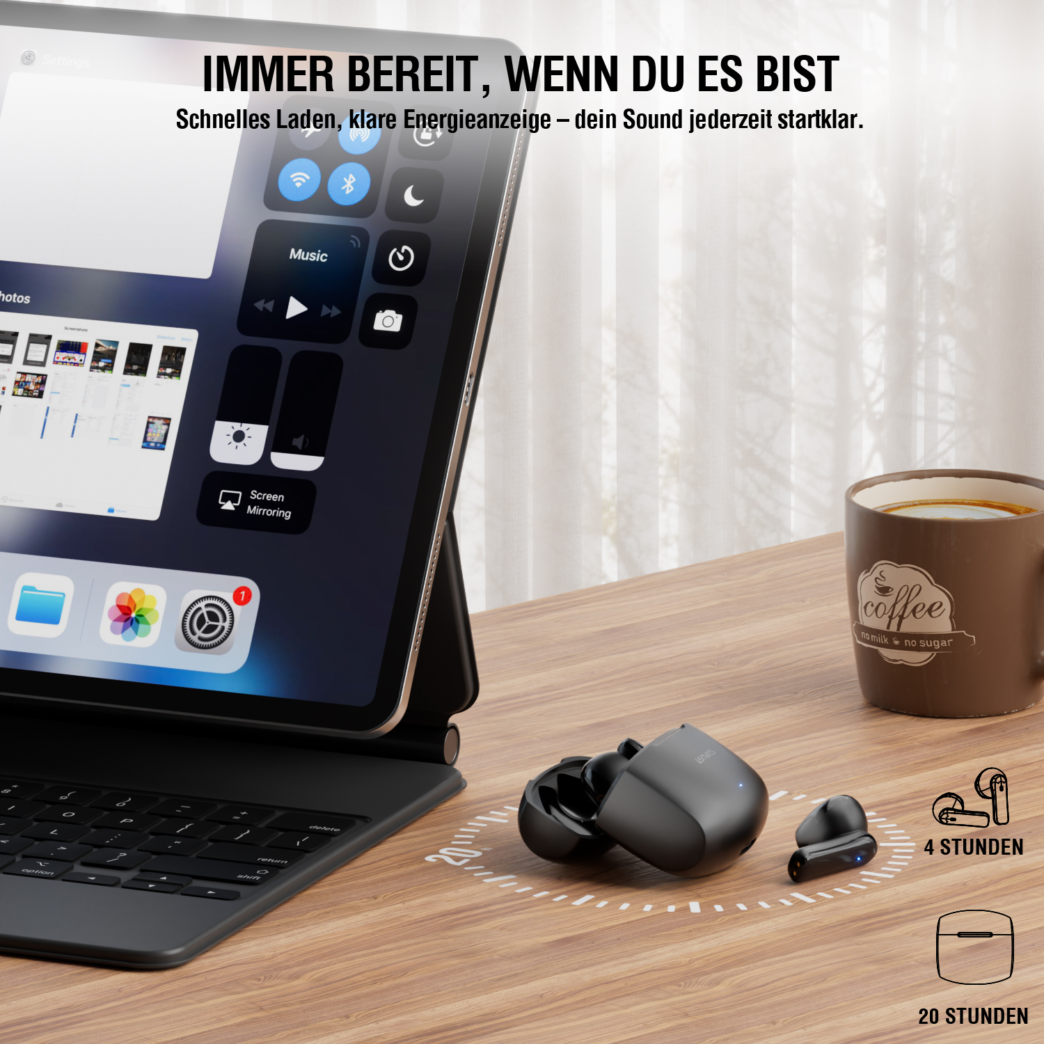 Schwarze 4smarts SkyBuds Air und geöffnete Ladeschale liegen auf einem Holztisch neben einem iPad und einer Kaffeetasse; Symbole zeigen 4 Stunden Laufzeit und 20 Stunden mit Ladeschale.