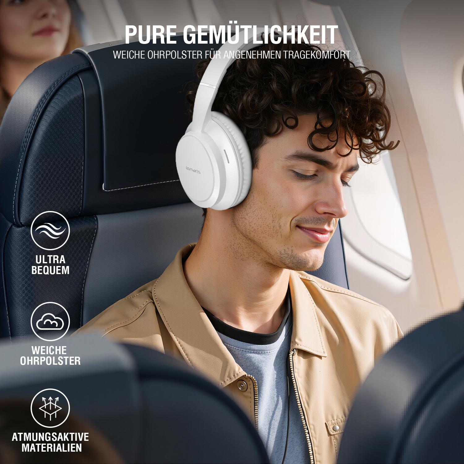 Mann entspannt mit weißen Over-Ear-Kopfhörern im Flugzeugsitz, Text betont Tragekomfort durch weiche Ohrpolster und atmungsaktive Materialien.
