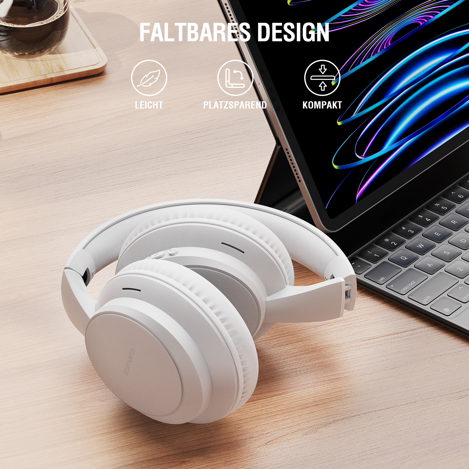 Zusammengefaltete weiße Over-Ear-Kopfhörer liegen neben einem Tablet mit Tastatur auf einem Schreibtisch. Text hebt das faltbare, kompakte und leichte Design hervor.
