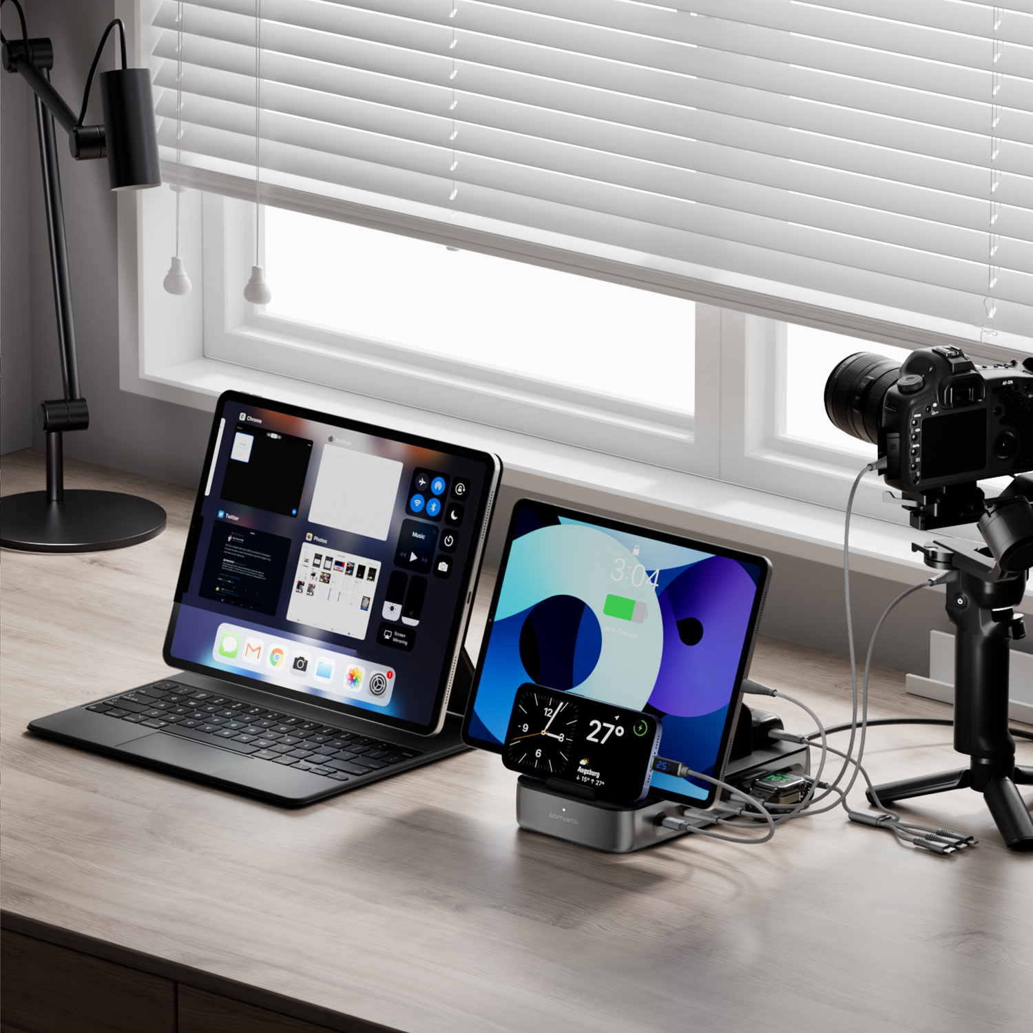 Ladestation Team FlexPower lädt Tablets und Smartphone an einem Arbeitsplatz mit Kamera