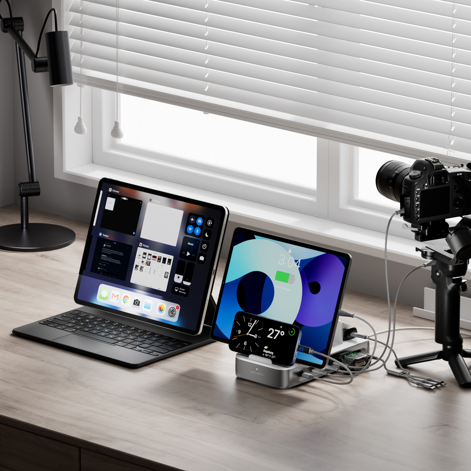 Ladestation Team FlexPower lädt Tablets und Smartphone an einem Arbeitsplatz mit Kamera